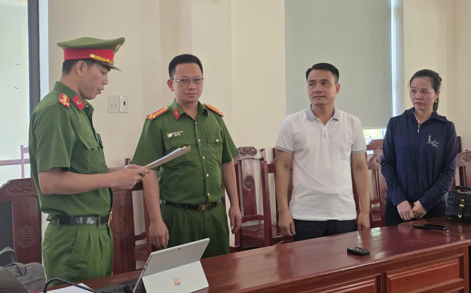 Bị can Vũ Ngọc Liêm (áo trắng) và Ngô Thị Tuyết bị khởi tố. Ảnh: Lam Sơn