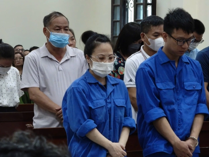 Bị cáo Tô Thị Thu Hương, Phó đội trưởng Đội thủ tục hàng hóa xuất nhập khẩu, Chi cục Hải quan Cảng 2 (đeo khẩu trang). Ảnh: Lê Tân