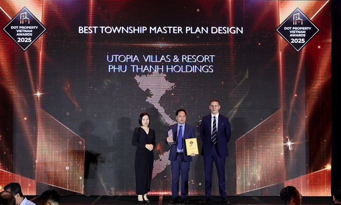 Đại diện chủ đầu tư nhận giải thưởng. Ảnh: Phú Thành Holdings