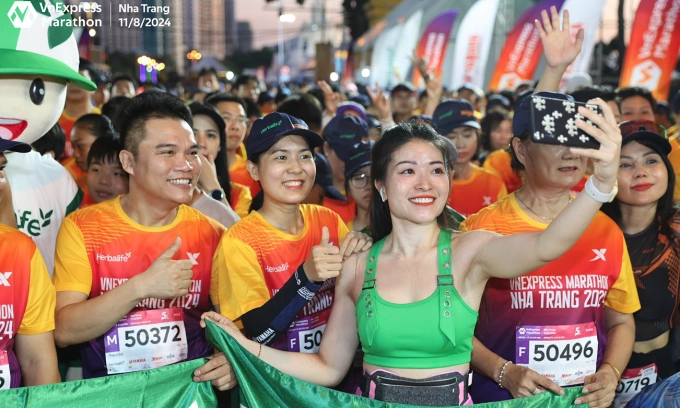 Runner cự ly 5km trước giờ xuất phát tại VnExpress Marathon Nha Trang 2024. Ảnh: VnExpress Marathon