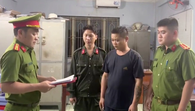 Nguyễn Thế Ninh bị cảnh sát đọc lệnh bắt. Ảnh: Công an cung cấp
