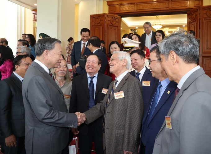 Tổng Bí thư Tô Lâm gặp mặt trí thức, nhà khoa học, văn nghệ sỹ tiêu biểu, sáng 6/8. Ảnh: TTXVN
