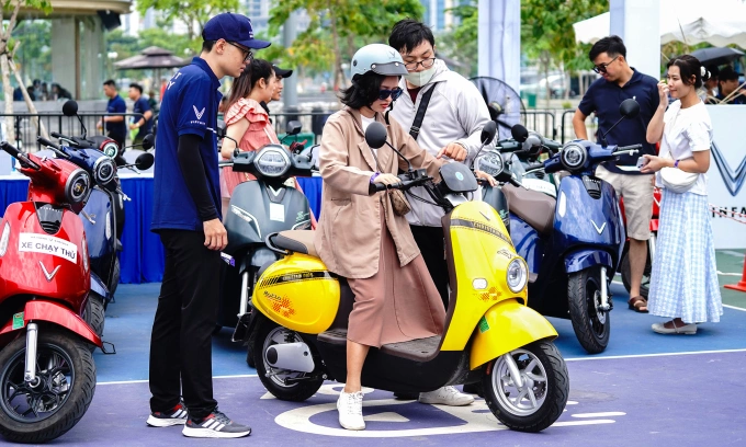 Khách lái thử chiếc Motio của VinFast tại một sự kiện ở TP HCM hồi cuối tháng 7. Ảnh: Phạm Trung