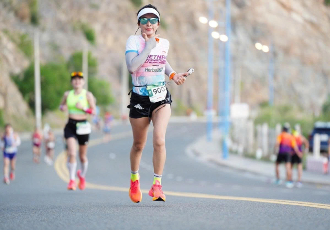 Runner chinh phục đèo Lương Sơn tại VM Nha Trang 2024. Ảnh: VM