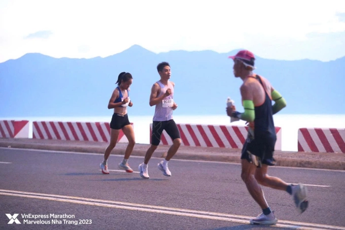Runner tiếp đất bằng phần giữa bàn chân khi đổ đèo giúp giảm áp lực lên cột sống và khớp gối. Ảnh: VM