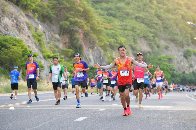 Nhóm đông VĐV 21 và 42km cùng chạy trên đèo Lương Sơn giải VM Nha Trang 2023. Ảnh: VnExpress Marathon