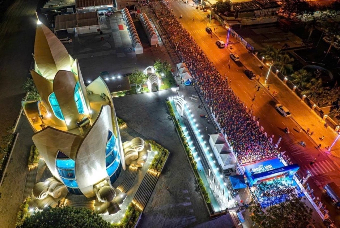 Đông nghịt VĐV xuất phát tại quảng trường 2/4 giải VM Nha Trang 2023. Ảnh: VnExpress Marathon