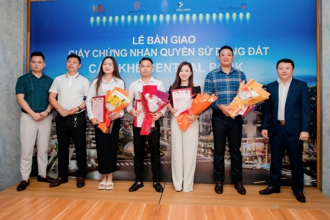 Khách hàng và nhà đầu tư tại lễ bàn giao sổ đỏ dự án Cẩm Khê Central Park ngày 27/6. Ảnh: Tuấn Huy Phú Thọ