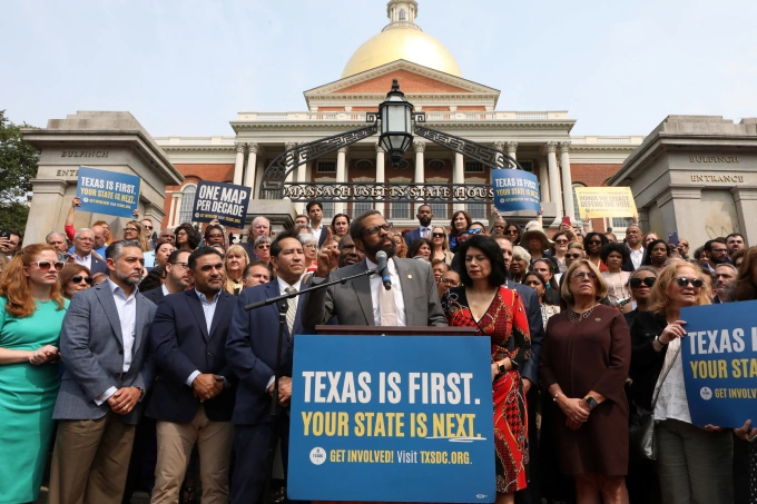 Các nghị sĩ Dân chủ tại sự kiện vận động trước Hạ viện bang Massachusetts ở Boston ngày 6/8. Ảnh: Reuters