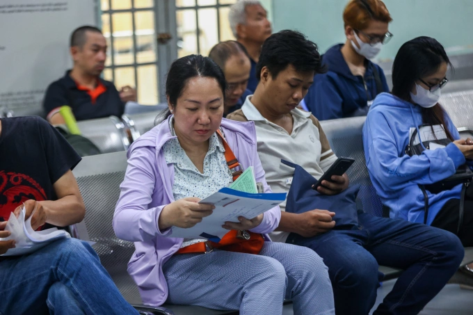 Người lao động nộp hồ sơ, làm thủ tục hưởng trợ cấp thất nghiệp tại Trung tâm dịch vụ việc làm TP HCM, quận Bình Thạnh, tháng 6/2025. Ảnh: Quỳnh Trần
