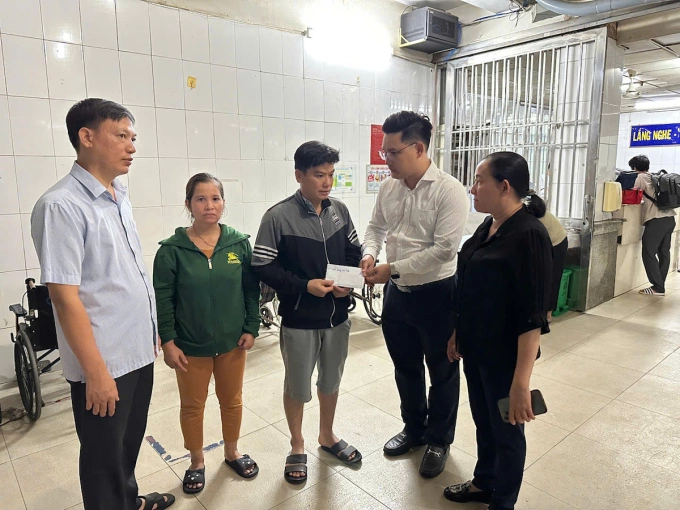 Lãnh đạo địa phương thăm hỏi gia đình nạn nhân sau vụ án mạng. Ảnh: Thái Hà