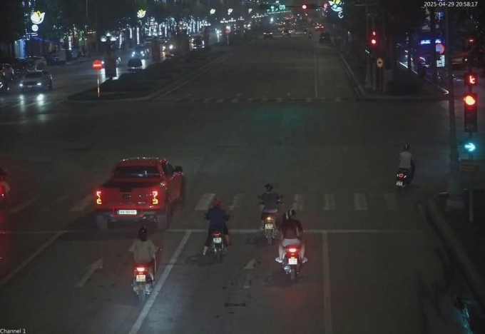 Chiếc xe bán tải vượt đèn đỏ được camera giao thông ghi lại. Ảnh: Cục CSGT