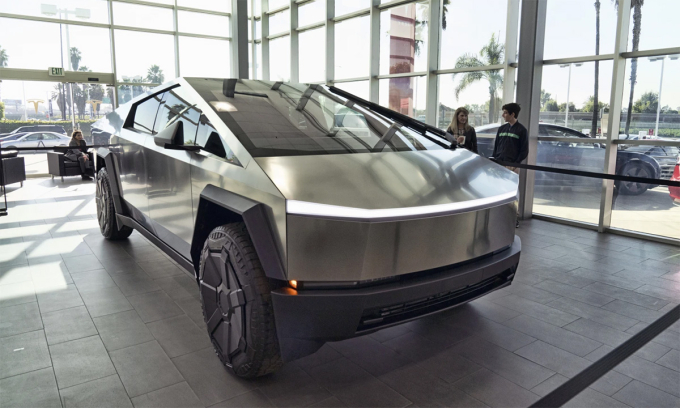 Xe Cybertruck tại cửa hàng trưng bày ở Buena Park, bang California tháng 12/2023. Ảnh: AP