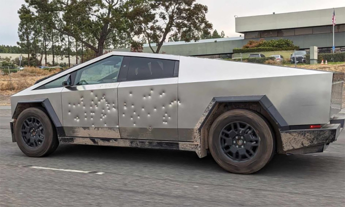 Cybertruck với vết đạn trên thân xe tại Fremont, bang California trong ảnh công bố tháng 10/2023. Ảnh: X/TeslaOownersSV