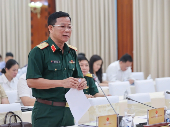 Thiếu tướng Tống Văn Thanh, Cục phó Tuyên huấn (Tổng cục Chính trị QĐND Việt Nam) trả lời tại họp báo Chính phủ chiều 7/8. Ảnh: Nguyên Phong