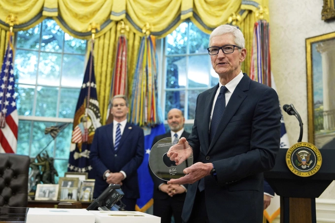 CEO Apple Tim Cook cầm món quà tặng ông Trump tại Phòng Bầu dục ngày 6/8. Ảnh: AP