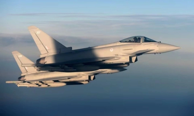 Chiến đấu cơ Eurofighter Typhoon bay trình diễn tại Anh tháng 1/2020. Ảnh: Reuters