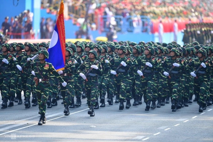 Quân đội Lào tham gia diễu binh dịp 30/4 tại TP HCM. Ảnh: Thanh Tùng