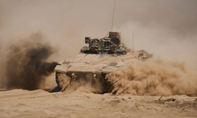 Thiết giáp Israel trên đường từ miền bắc Gaza về miền nam Israel hôm 29/7. Ảnh: AP