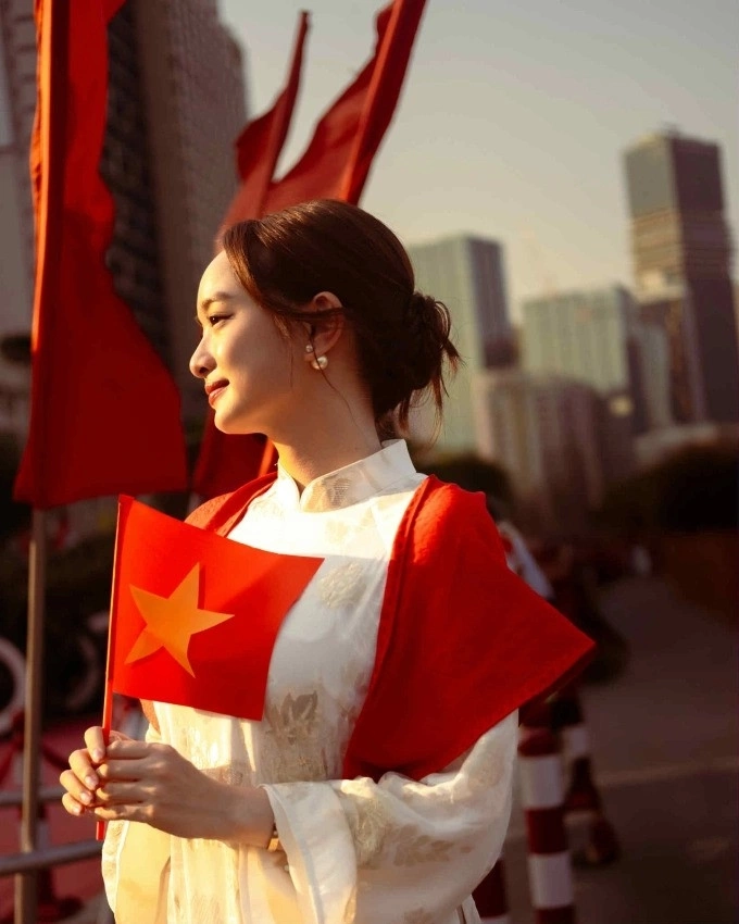 Diễn viên Kaity Nguyễn hưởng ứng cuộc thi với hình ảnh áo dài và quốc kỳ. Ảnh: Kaity Nguyễn