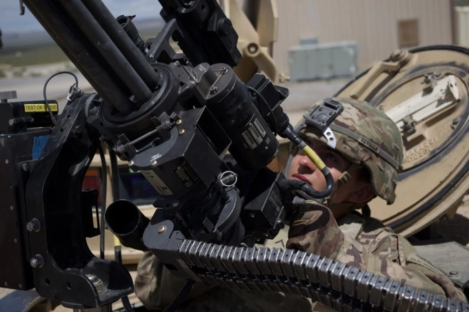 Binh sĩ Mỹ ngắm thử súng máy 6 nòng M134 Minigun trên xe tăng M1 Abrams Mỹ tại căn cứ Bliss, Texas hồi tháng 7. Ảnh: US Army