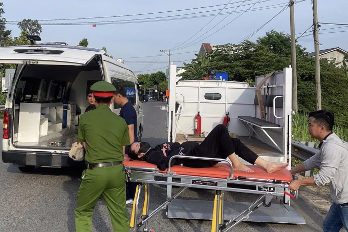 Công an xã Hà Nha và người dân di chuyển thai phụ từ xe tuần tra sang xe cứu thương. Ảnh: Công an cung cấp