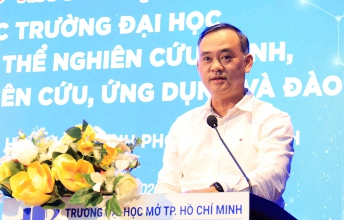 Ông Trần Nam Tú giới thiệu đề án phát triển đại học thành chủ thể nghiên cứu mạnh, chiều 7/8. Ảnh: Nguyệt Minh