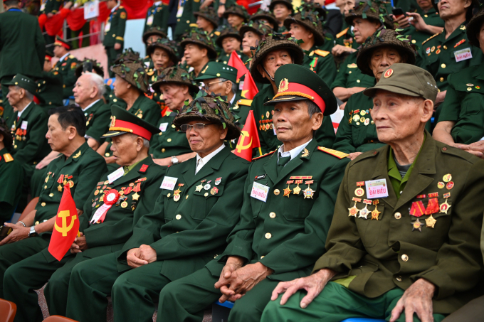 Các cựu quân nhân, sĩ quan xem diễu binh diễu hành 70 năm chiến thắng Điện Biên Phủ. Ảnh: Giang Huy