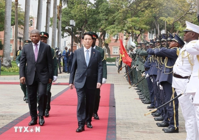 Chủ tịch nước Lương Cường và Tổng thống João Manuel Gonçalves Lourenço duyệt đội danh dự. Ảnh: TTXVN