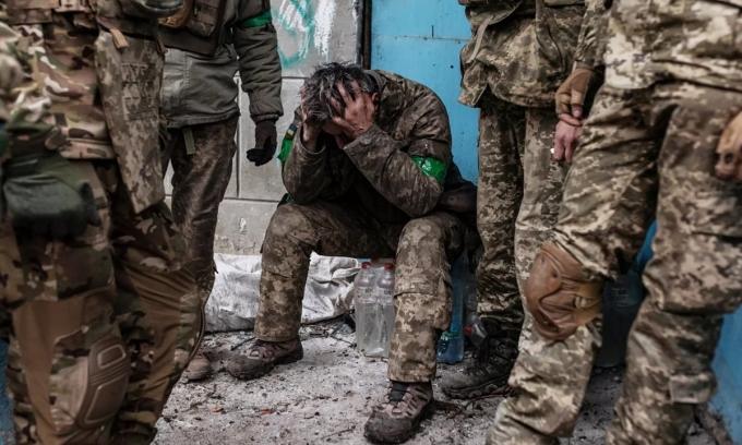 Binh sĩ bị thương chờ được sơ tán tại một bệnh viện của Ukraine hồi năm 2023. Ảnh: Anadolu Agency