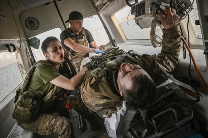 Các nhân viên y tế quân đội Ukraine sơ tán một người lính bị thương khỏi tiền tuyến gần Bakhmut hồi tháng 3/2023. Ảnh: AFP
