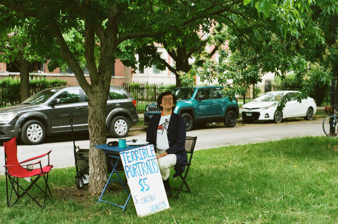 Jacob Ryan Reno và sạp vẽ của mình tại khu chợ Logan Square, Chicago, Mỹ. Ảnh: WP
