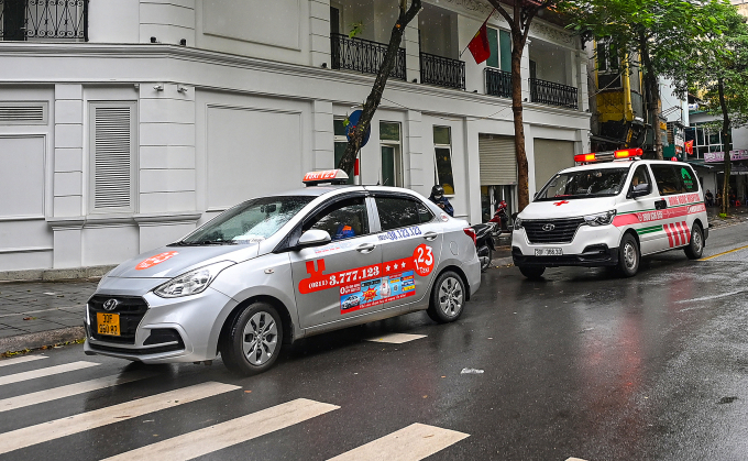 Taxi hoạt động trên đường phố Hà Nội. Ảnh: Giang Huy