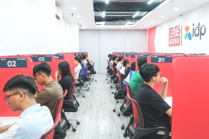 Không gian phòng thi IELTS trên máy của IDP tại IELTS Arena được thiết kế hiện đại, yên tĩnh, tạo cảm giác thoải mái và chuyên nghiệp cho thí sinh. Ảnh: IDP