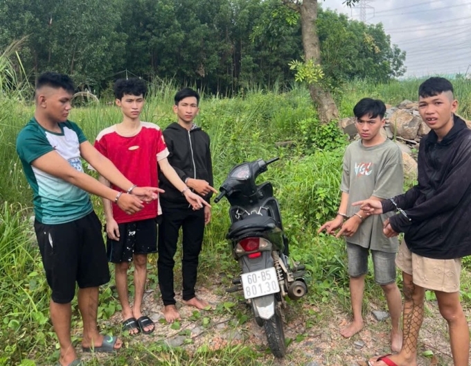 Nhóm cướp cùng tang vật cướp được. Ảnh: Thái Hà