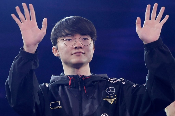 Faker có thể là tuyển thủ đầu tiên sở hữu 2 trang phục vô địch cho hai vị tướng khác nhau.