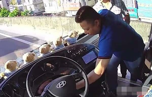 Việc ông Sơn rút chìa khóa xe khách sau mâu thuẫn được camera ghi lại.