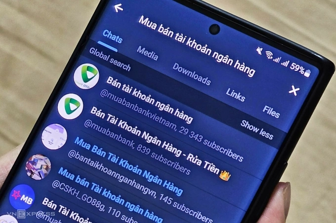 Các nhóm mua bán dữ liệu, tài khoản ngân hàng trên Telegram. Ảnh: Trọng Đạt
