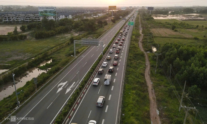 Ùn tắc trên cao tốc Long Thành - Dầu Giây, tháng 4/2025. Ảnh: Phước Tuấn