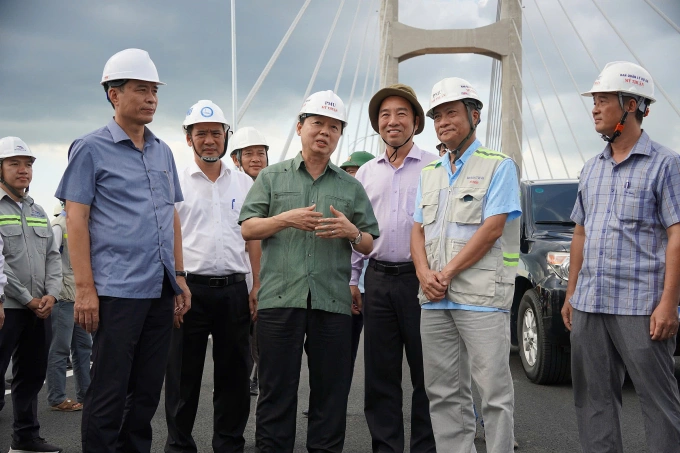 Phó thủ tướng Trần Hồng Hà phát biểu chỉ đạo tại chuyến khảo sát dự án cầu Rạch Miễu 2. Ảnh: Hoàng Nam
