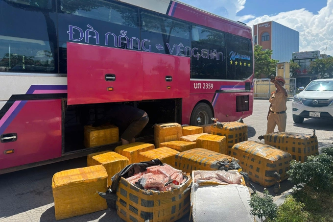 Sụn chân gà bốc mùi bị phát hiện trước lúc đưa vào TP. Đà Nẵng tiêu thụ. Ảnh: Vạn An