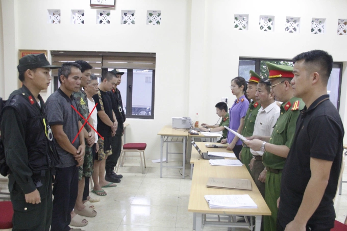 Công an đọc lệnh khởi tố các bị can. Ảnh: Cao Thiên