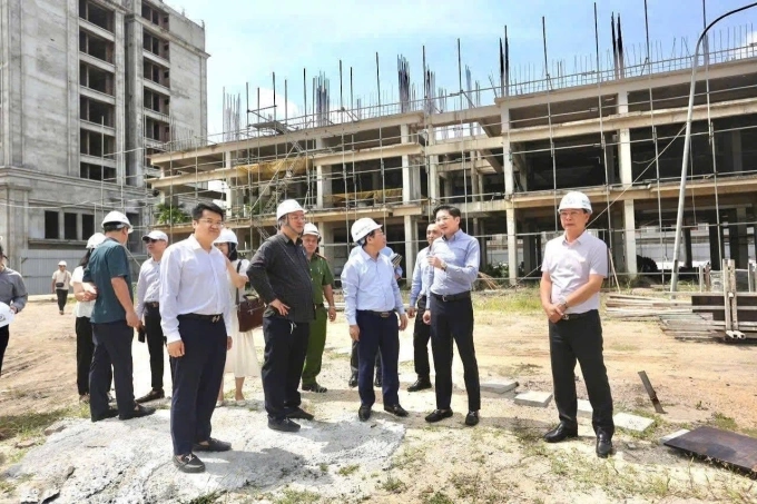 Đoàn công tác Bộ Xây dựng phối hợp cùng Ủy ban nhân dân tỉnh Quảng Ninh khảo sát tiến độ triển khai dự án nhà ở xã hội FLC Hà Khánh. Ảnh: