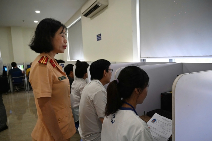 CSGT TP HCM kiểm tra giấy tờ của thí sinh trước phần thi lý thuyết. Ảnh: Thanh Tùng