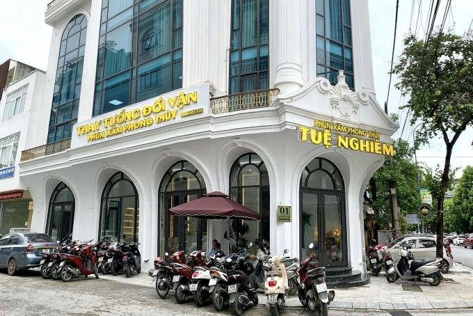 Thẩm mỹ viện Tuệ Nghiêm nằm ở vị trí đắc địa ở khu phố sầm uất bậc nhất Thanh Hoá hiện nay. Ảnh: Lam Sơn