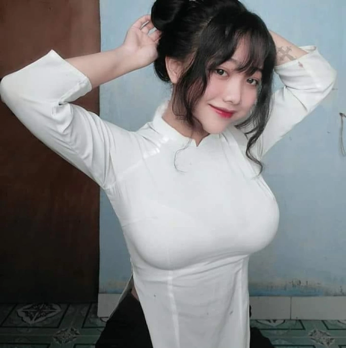Ngọc Khuê nổi tiếng trong cộng đồng game với phong cách ăn mặc nóng bỏng.