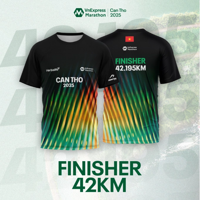 Áo finisher cự ly 42km. Ảnh: VM