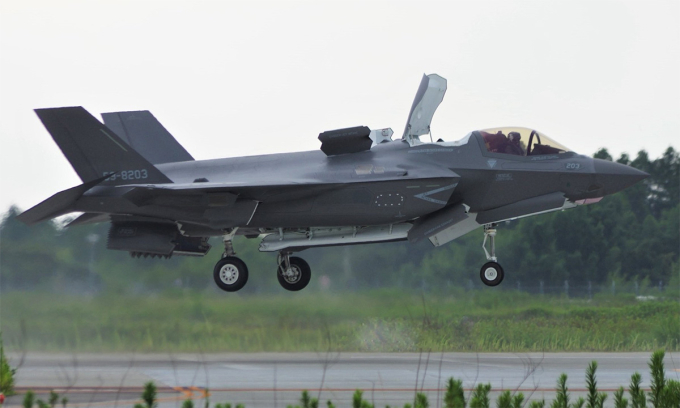 Tiêm kích F-35B tại căn cứ Nyutabaru ngày 7/8. Ảnh: JASDF