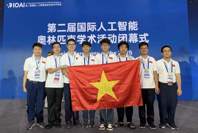 8 học sinh Việt Nam dự IOAI 2025. Ảnh: MOET