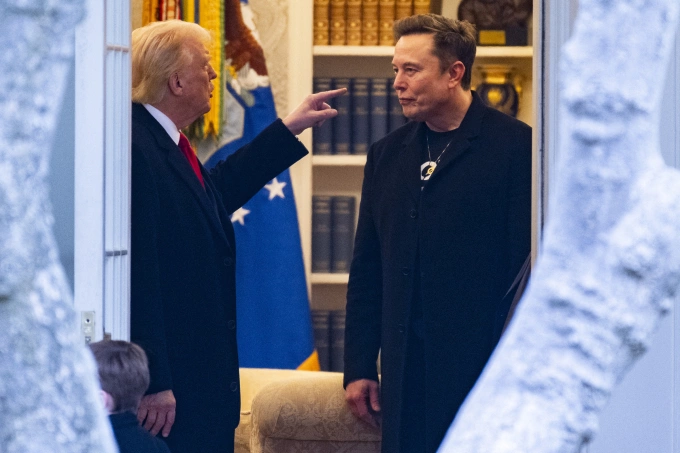 Tổng thống trump (trái) và tỷ phú Elon Musk tại Nhà Trắng ở thủ đô Washington ngày 14/3. Ảnh: AFP